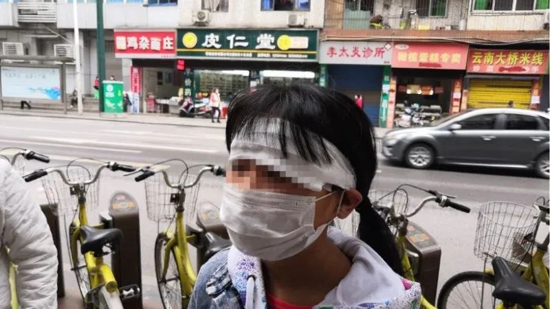 小区2个灭火器从天而降，只因自己心情不好