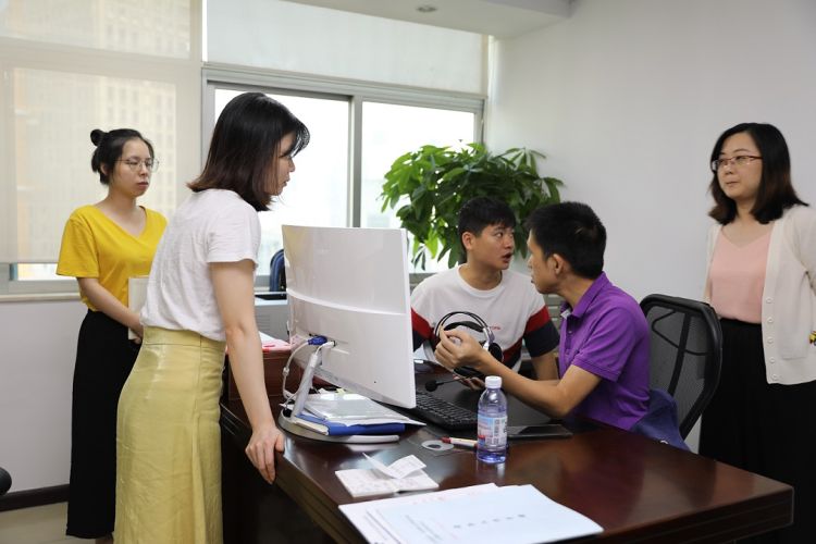  “法考”深圳考区的两名视障考生：生命若没有光，那就自己点亮！
