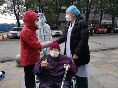 97岁新冠肺炎重症患者出院： 我能战胜病毒其它人也可以！