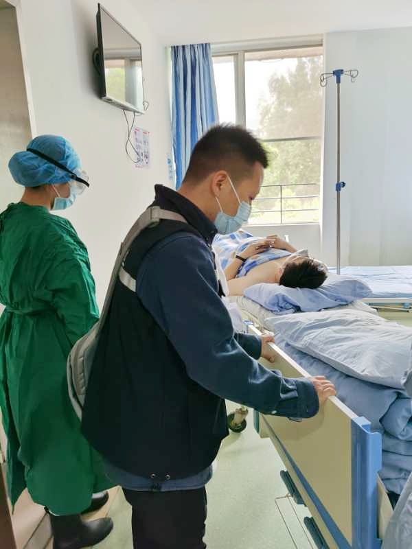 居家隔离人士患病晕倒东莞家中，两网格员及时上门援救