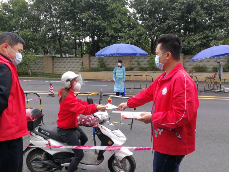 凤凰街道：掀起扫黑除恶宣传新攻势争创“三无”街道