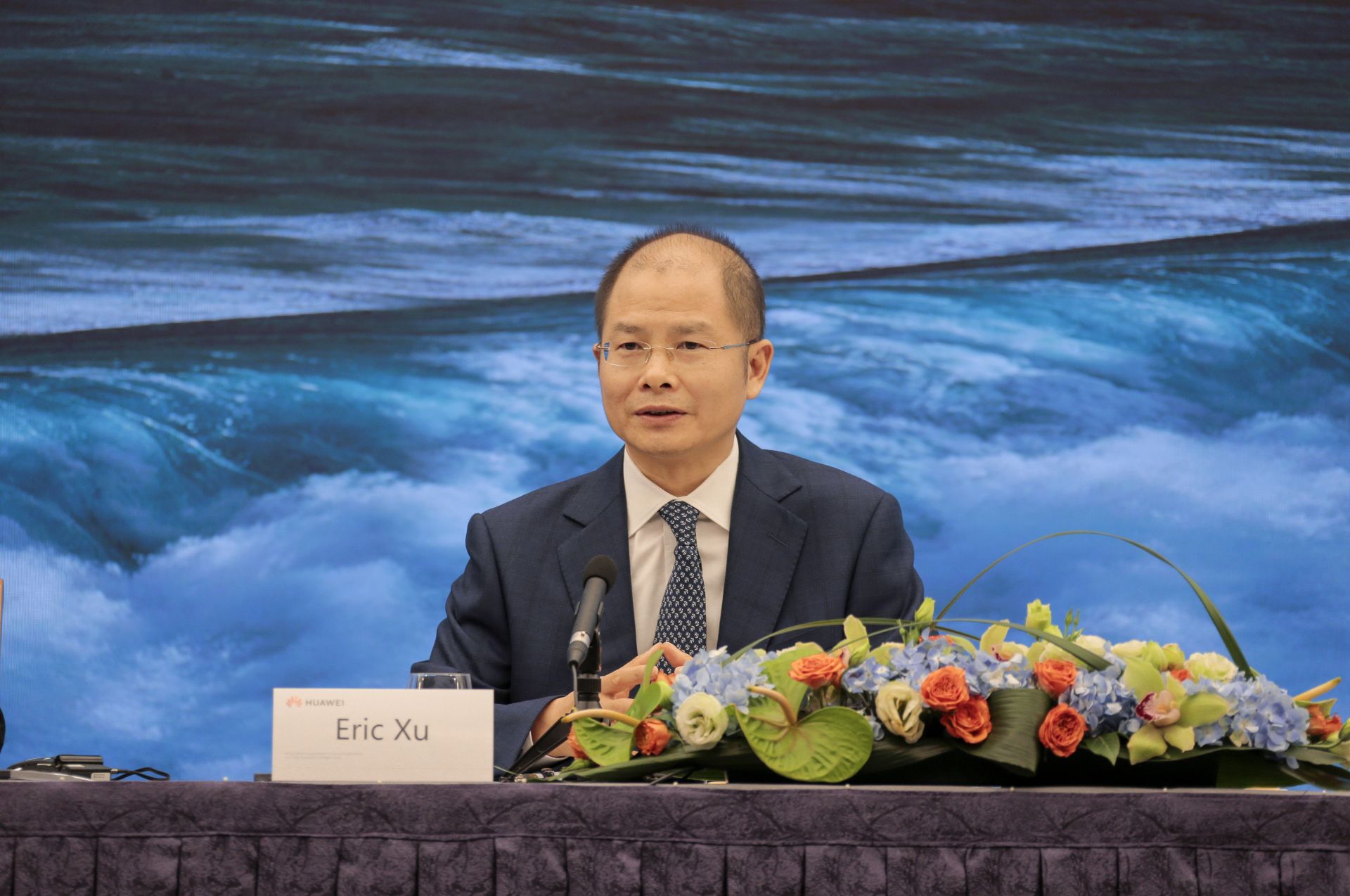 徐直军：华为消费者业务去年海外营收减少100亿美元
