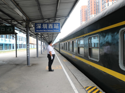 深圳西站迎来首趟复工专列 600多名信阳旅客返深返岗