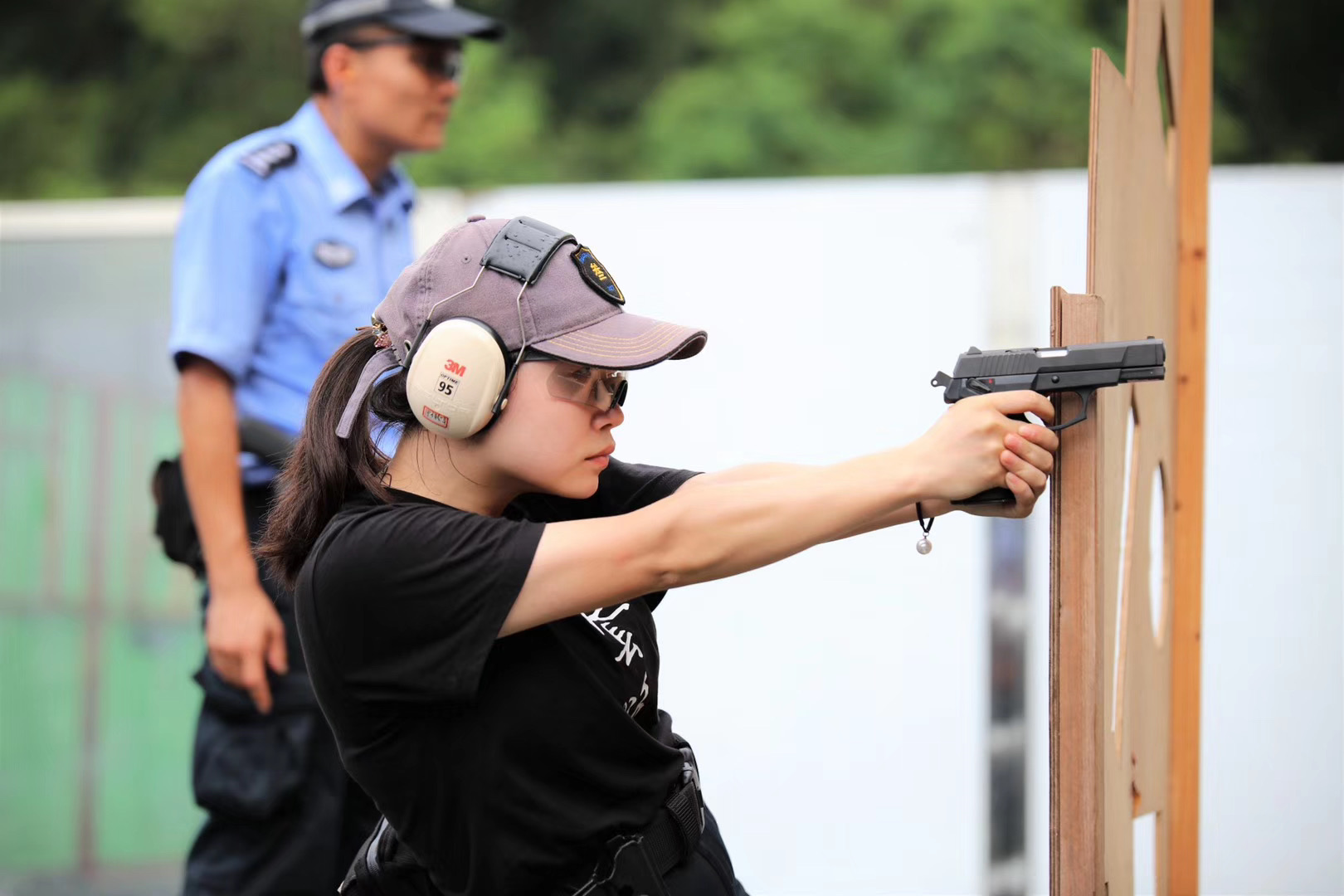 光明抗疫徐晓雯：奋战在抗疫一线的90后女“枪王”
