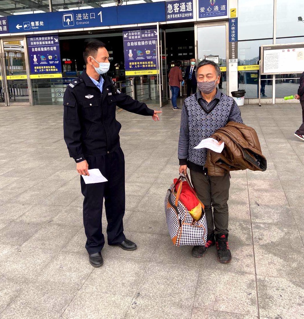 河南男子流落东莞，民警暖心购票助其返乡