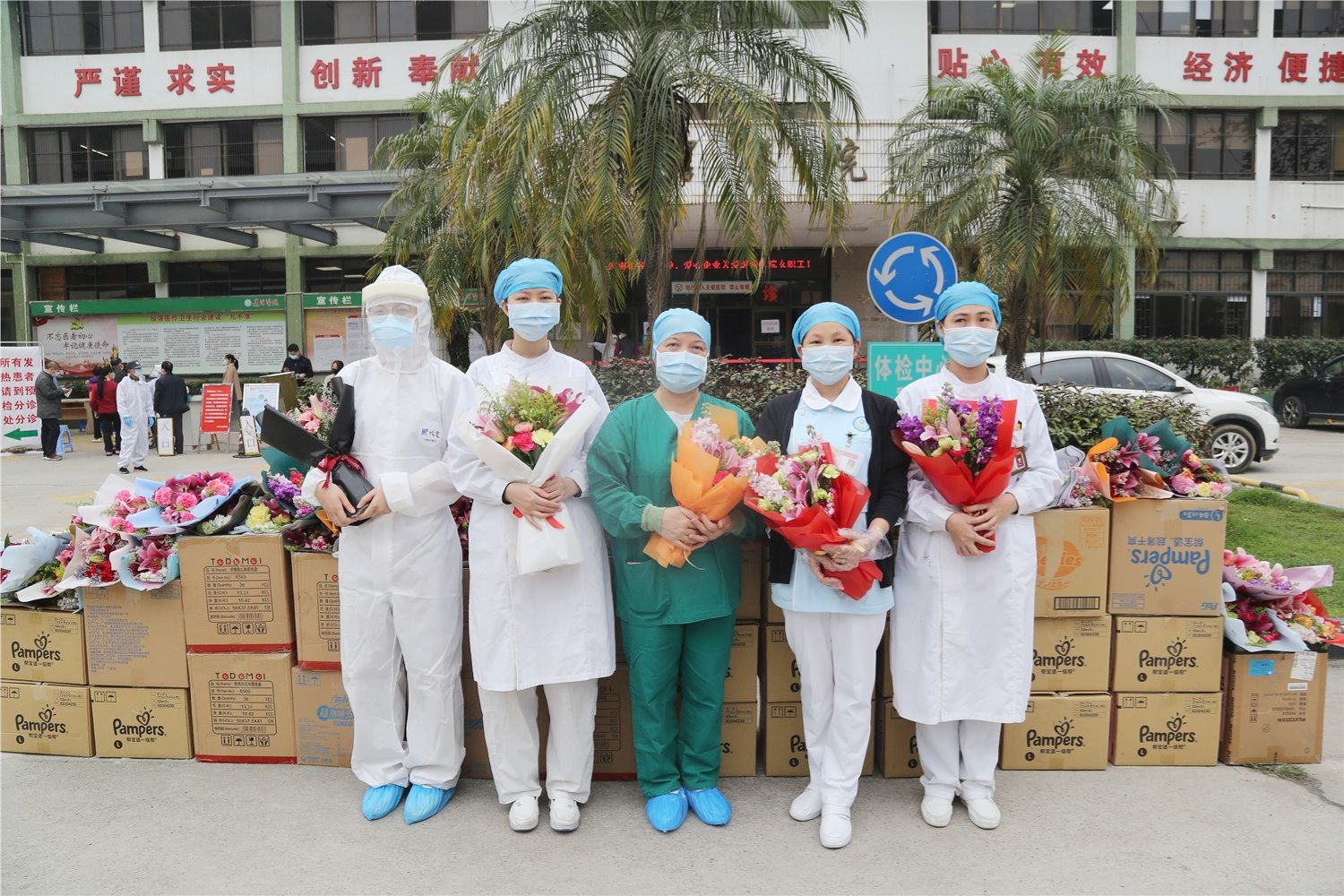 380余束灿烂的鲜花，献给东莞道滘一线医务人员