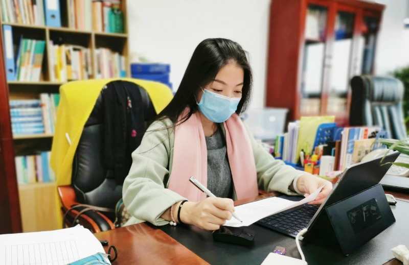 东莞市人大代表胡嵘苹:每天坚守疫情防控教育阵地