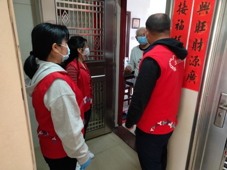 非常时期心系特殊群体，笋西社区为百岁老人送口罩
