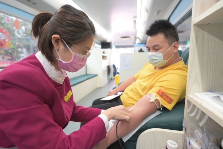 挽起衣袖为爱逆行，天健集团220名职工献血8万余毫升  
