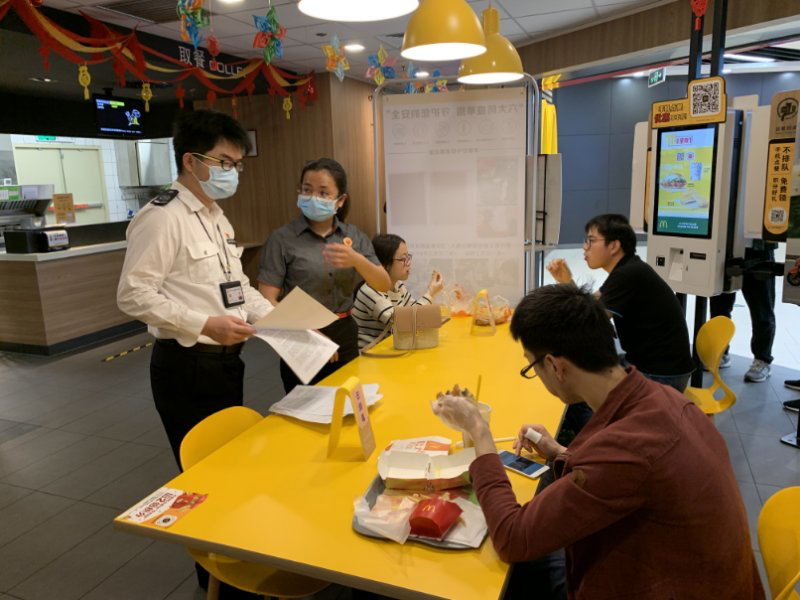 有人违规聚餐？执法人员接报立刻核查 