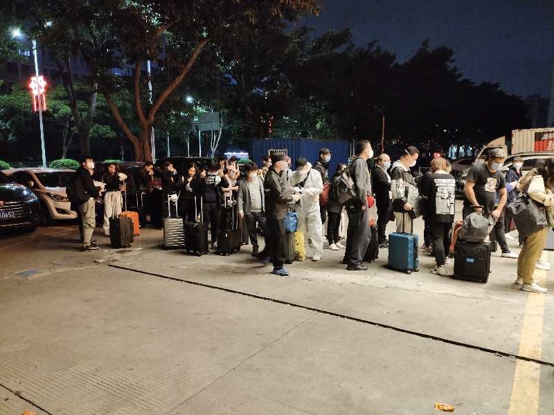 凌晨临时清理出19个房间——机场医学观察点应急分队冲在前线