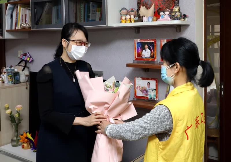 广东省总工会开展给赴鄂抗疫医务人员家属送花活动