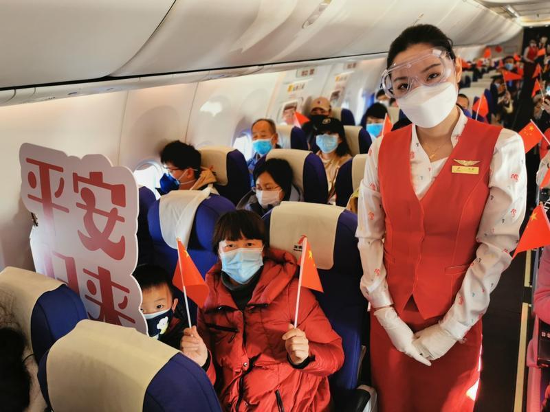 （重）湖北今起复航！晶报记者宝安机场直击，深航搭载首批152位旅客抵深
