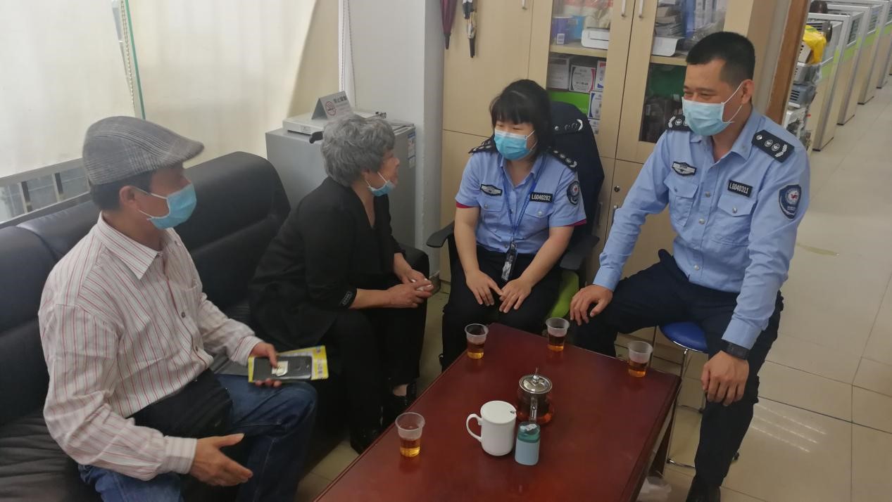 南湾网格员暖心服务，八旬老人登门感谢 