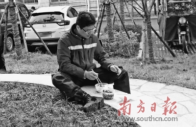 蜡烛凝噎思战友 荆江含悲送英雄