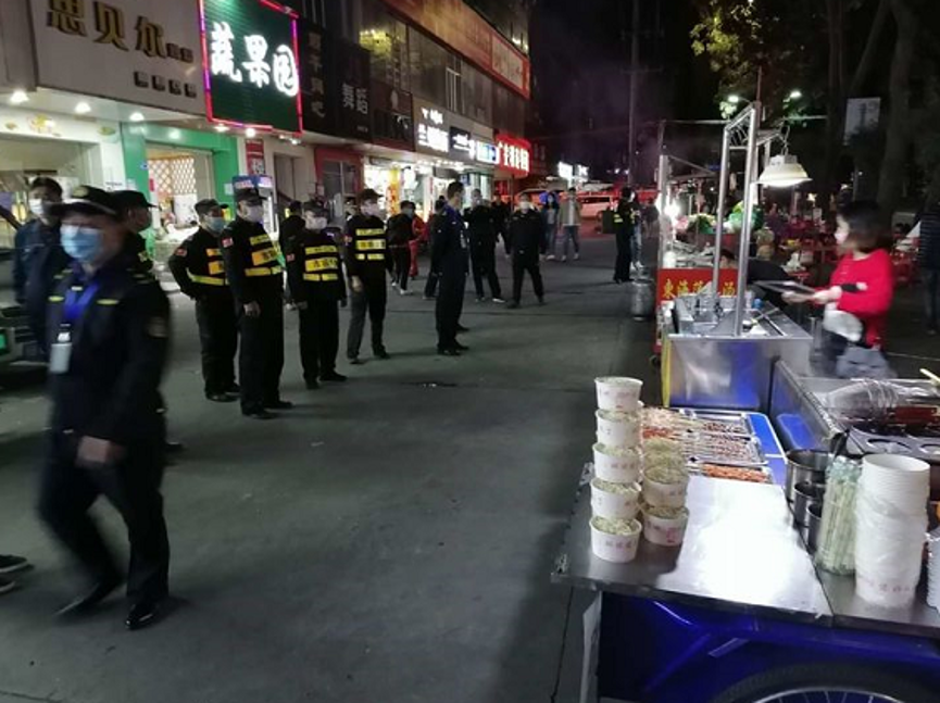 平湖集中整治夜宵摊档，消除疫情隐患