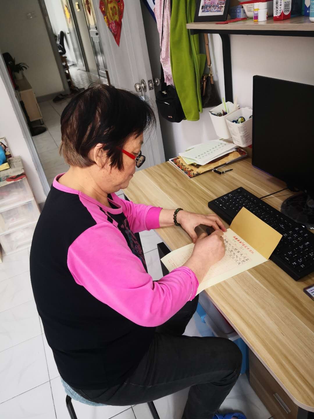 银发老人学书法，背古诗……疫情期间，翠平日照中心网络小课堂真热闹