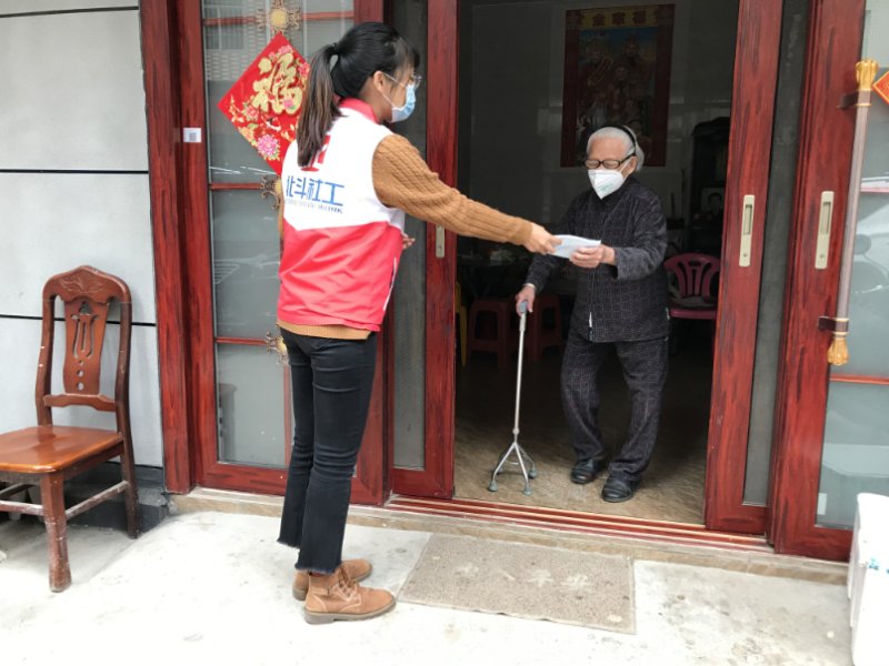 光明塘家社区向103名老人赠送爱心口罩