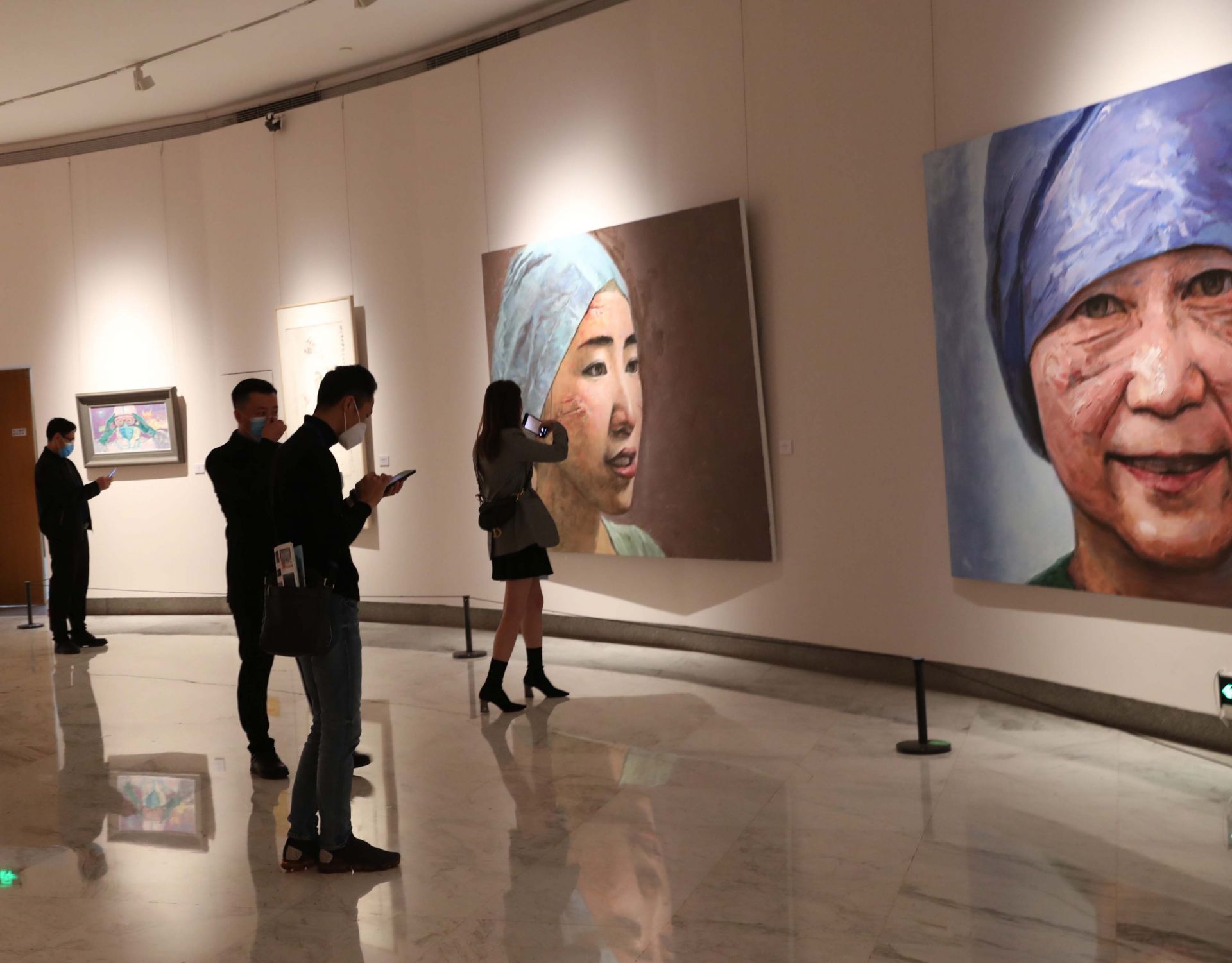 以艺术发声，凝聚抗疫力量！“我们在一起”——深圳抗“疫”主题艺术作品展亮相关馆