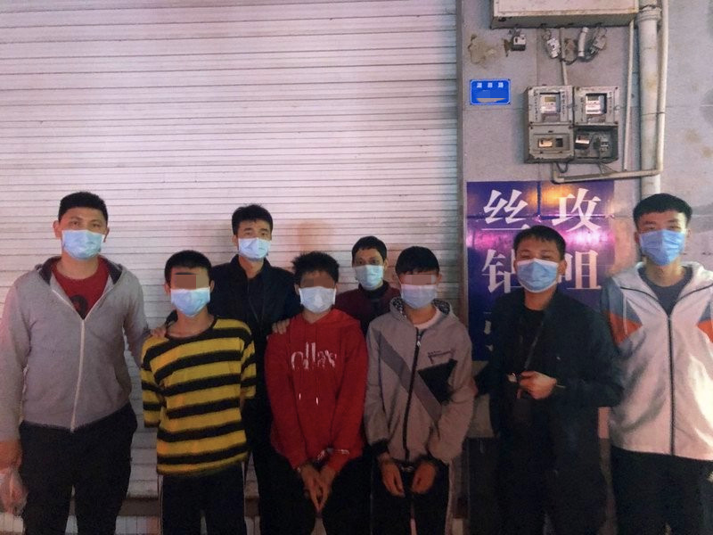 砸碎车窗盗窃车内财物 龙岗警方抓获3人 