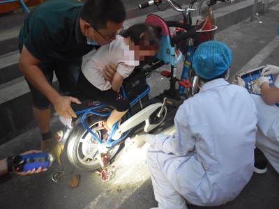小女孩右脚被卡电动自行车，消防紧急救援
