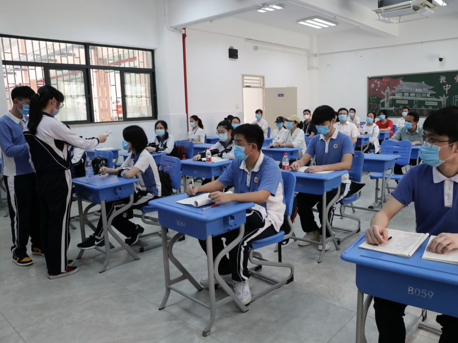 新冠疫情防控不放松 这所学校进行迎开学新冠疫情防控实地模拟应急演练