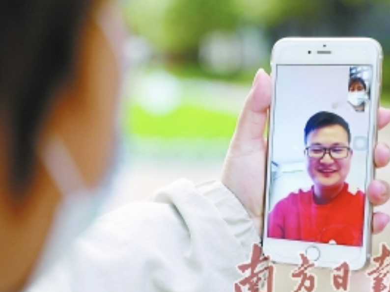 三名患者与广东援鄂医疗队员视频通话，看到摘下口罩的他们