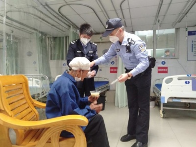 疫情下的温暖：80岁老人走失 民警医院轮流照看