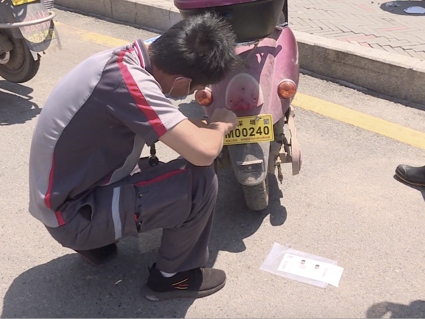 电动二轮车备案登记上牌首周：社区居民办理热情高涨 