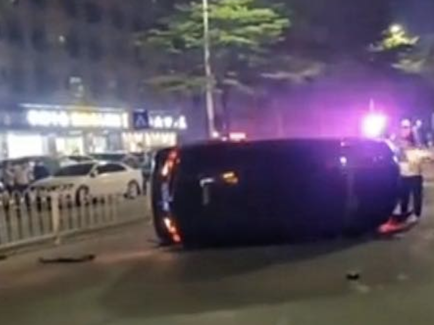 小车侧翻司机弃车离开 车主并无涉酒情形