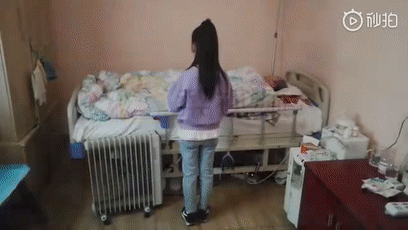 两年来，小女孩坚持在姥姥床边演奏，只为她能醒来…