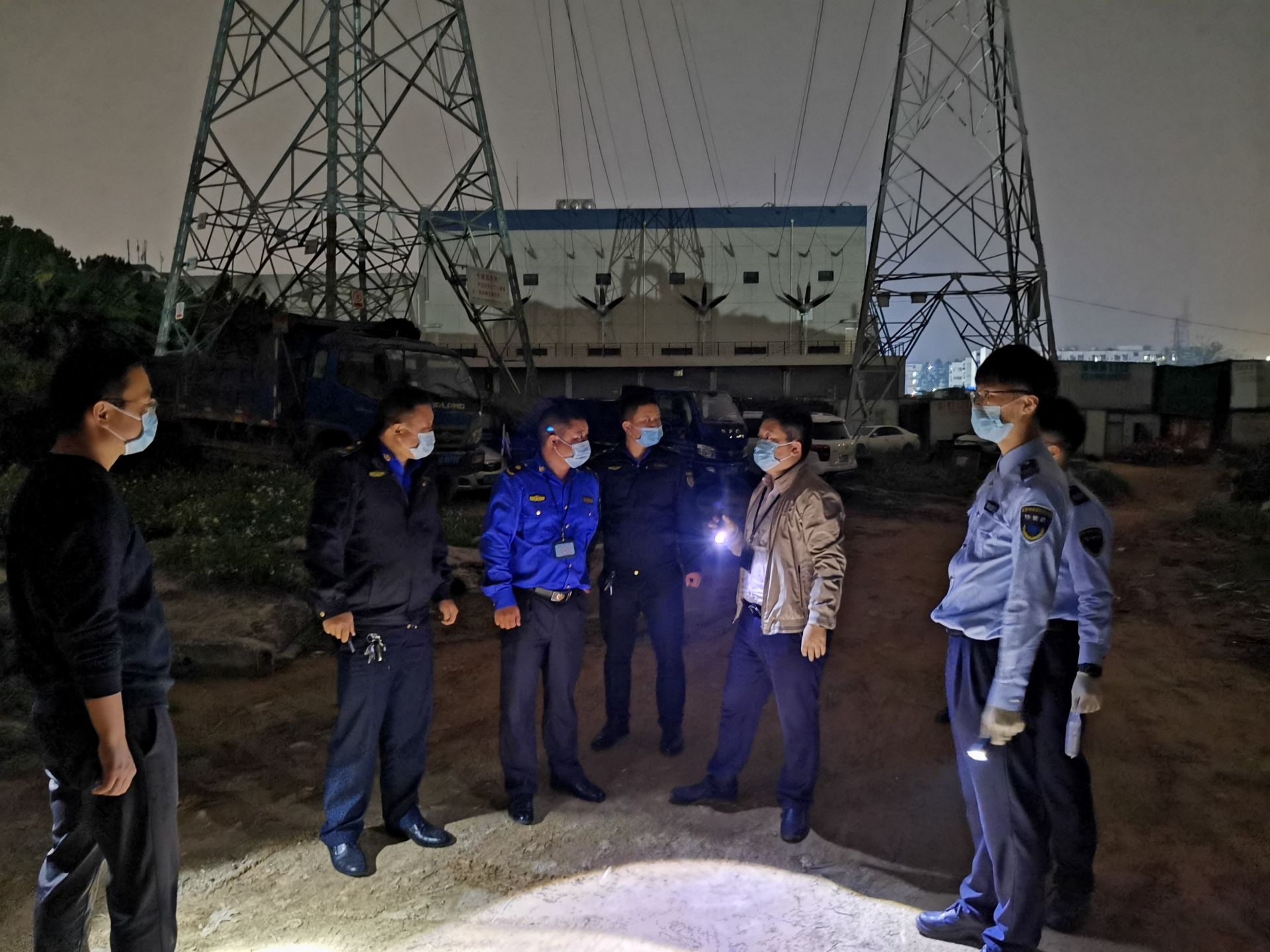 粪渣竟偷倒山沟导致河水被污染，嫌疑人被移送公安调查