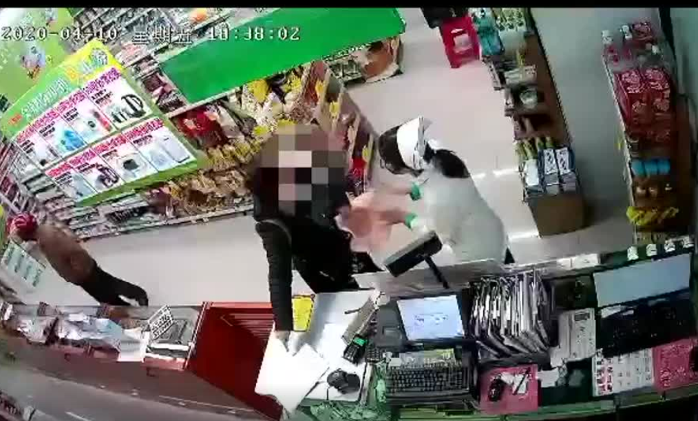 过分！东莞一顾客买退烧药不登记还殴打店员，药店已向警方报警