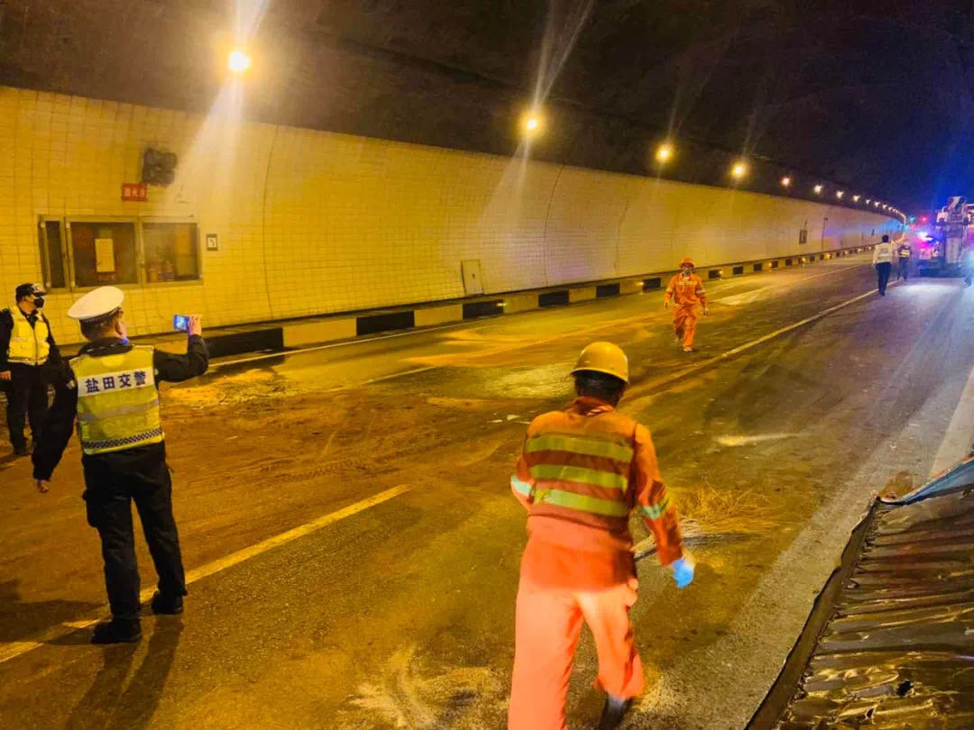 货车隧道内翻车，漏一地柴油，司机还跑了！背后还有猫腻