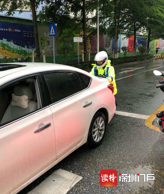 平湖一车辆红绿灯路口出故障，交警推车疏拥堵解隐患