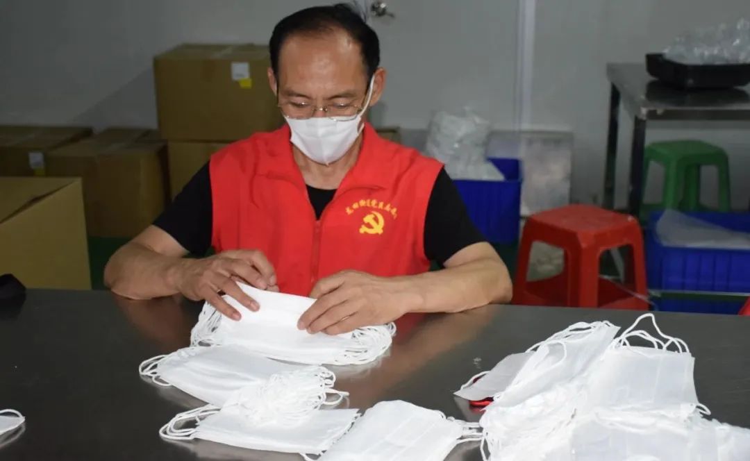 我的战疫我的城  |许俊岭：口罩后面是一面爱心防护墙
