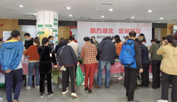 你牵挂的热干面和小龙虾都来了！龙华北站社区举办湖北农产品展销暨爱心盒饭活动