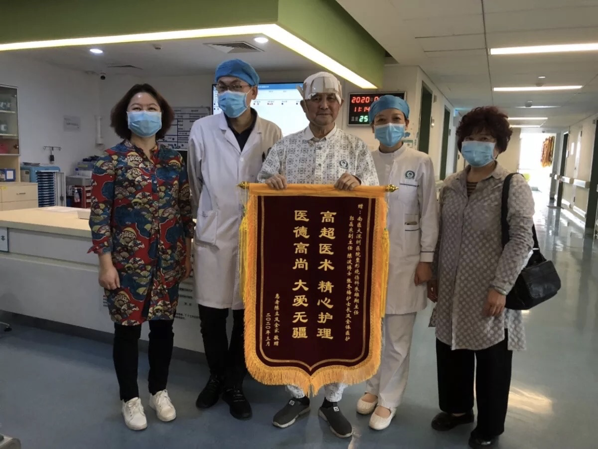 老人头顶肿物破溃发臭！医生掀开头皮“直捣黄龙” 