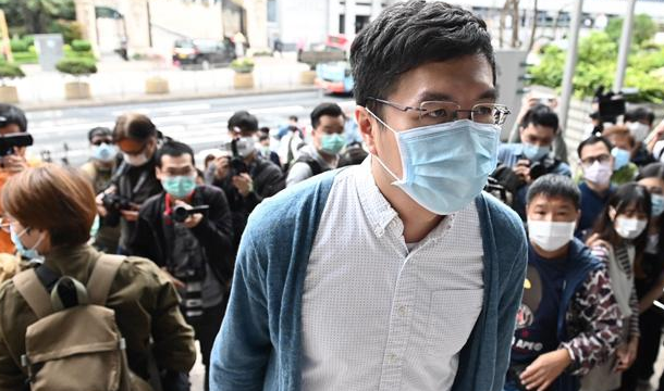 香港立法会前议员扬声器袭警，被判140小时社会服务令