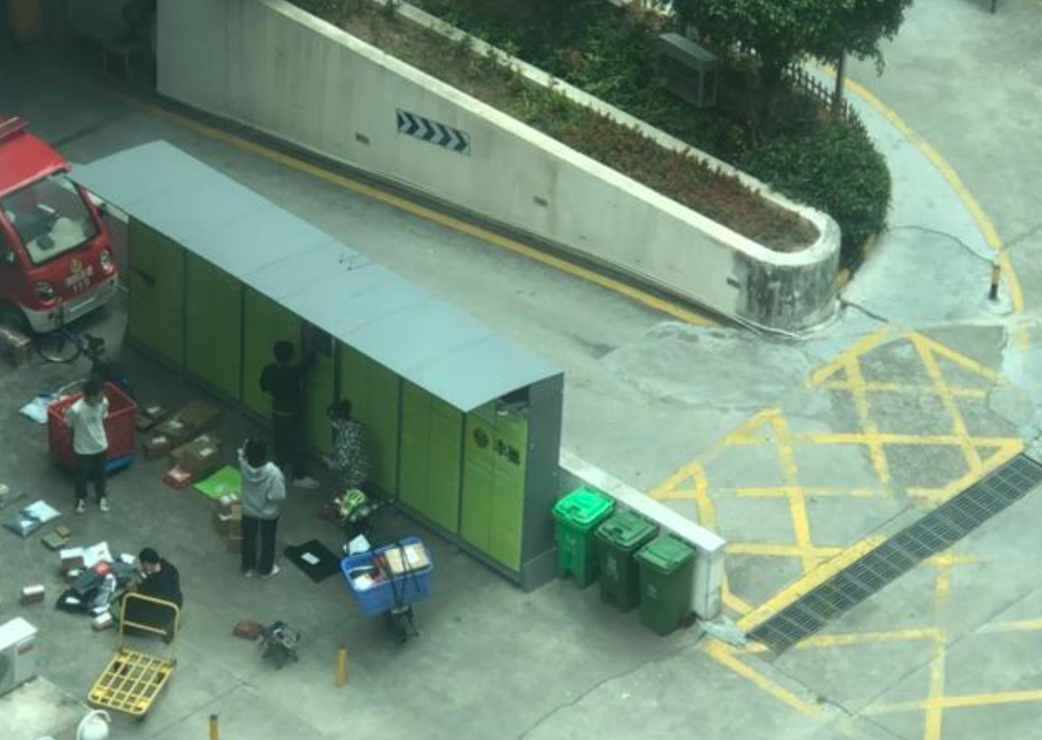 外卖可进小区、吹着“自然风”消费……记者带你体验正在回来的人间烟火