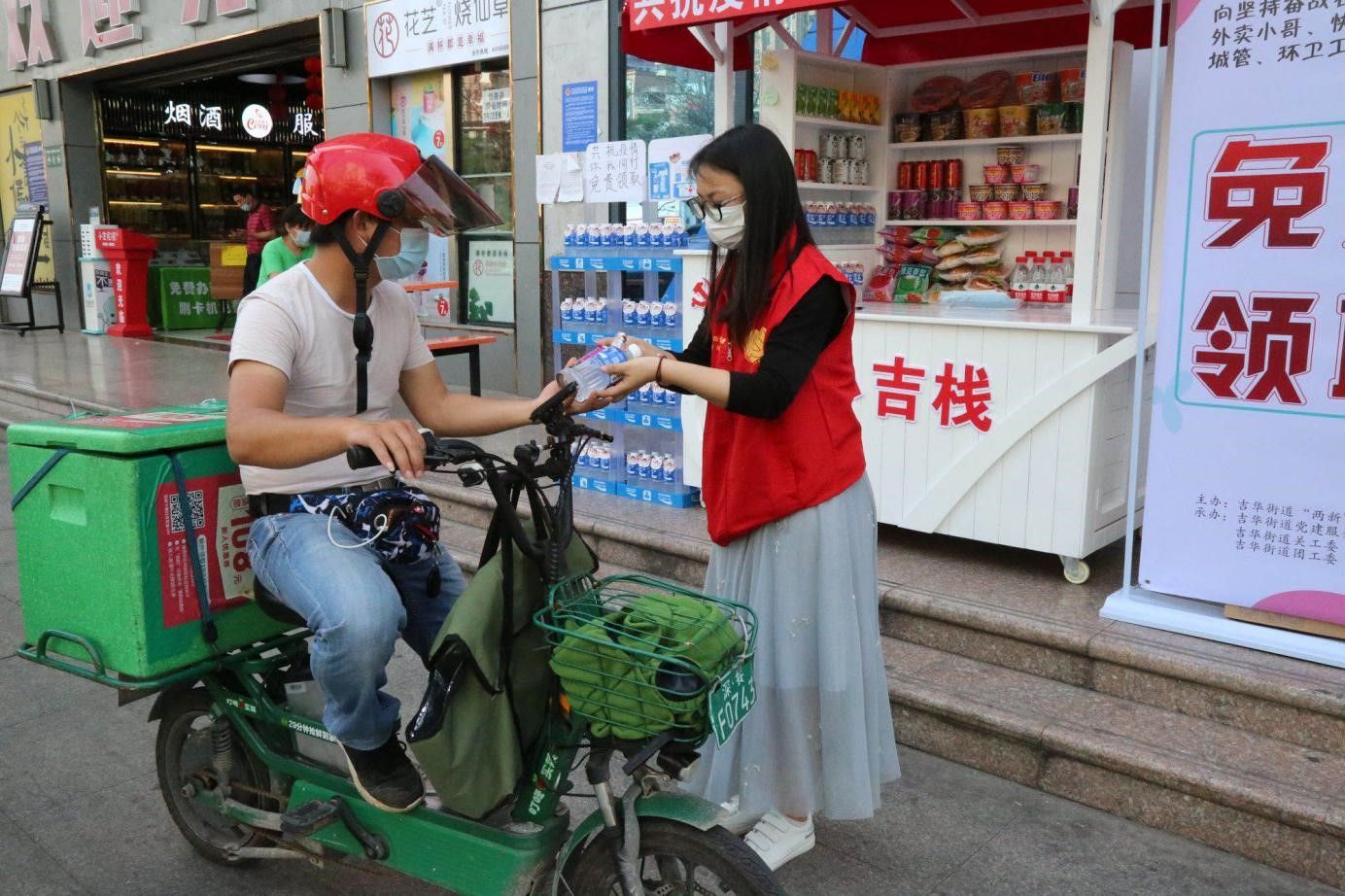 龙岗区吉华街道：白色小推车传递大温暖