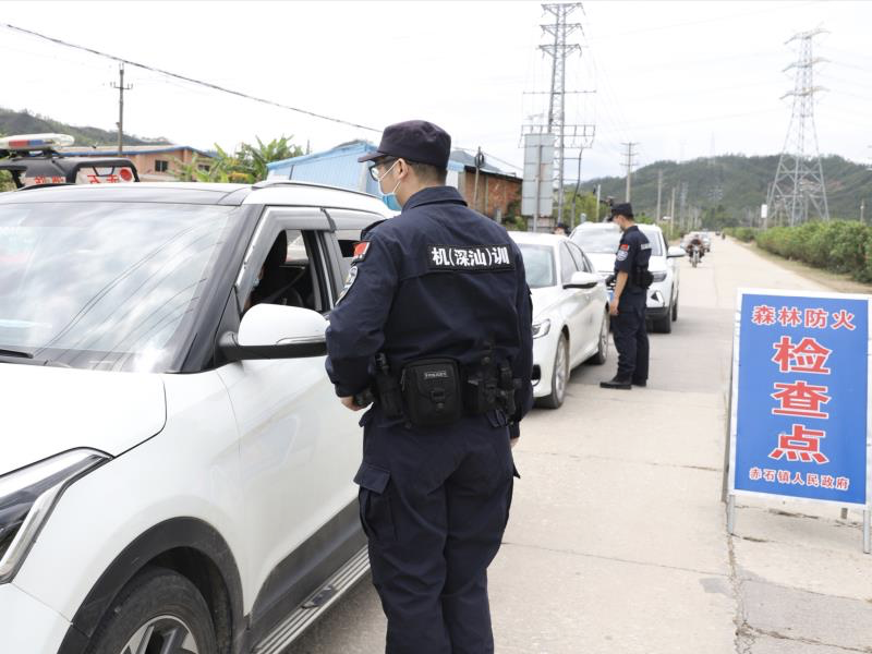 赤石镇碗窑村：警民联手筑牢清明安保防线 
