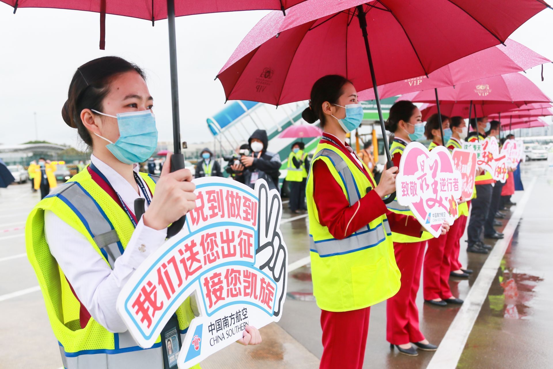 广东驰援武汉医疗队135名队员返粤，张光军到机场迎接
