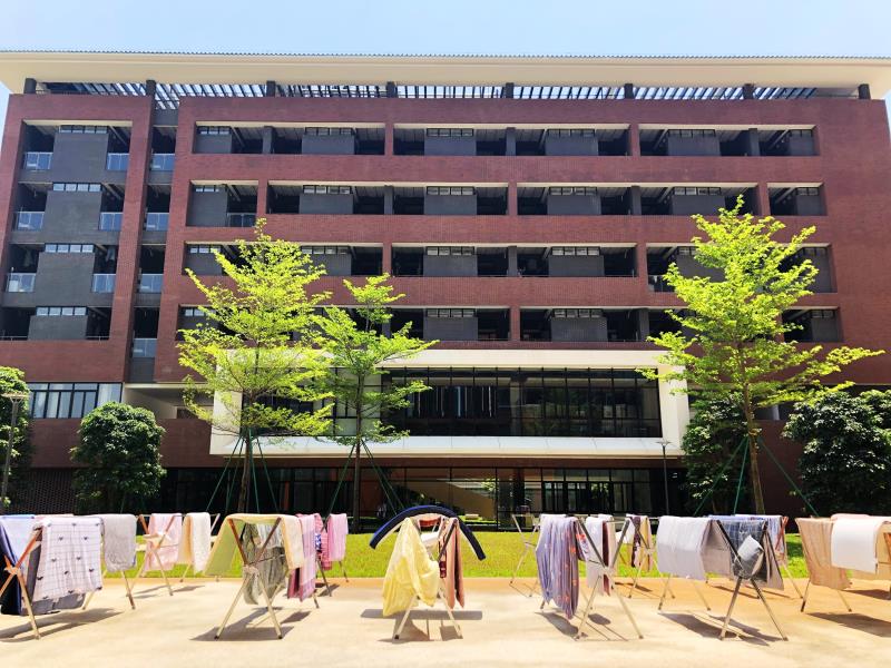 看看别人家的宿管阿姨！养绿植、寄课本……还帮忙晒被子
