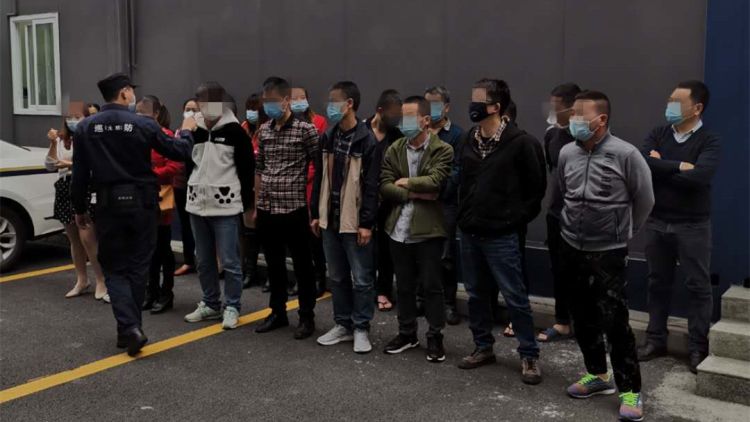 20余赌徒疫情期间出租屋内聚赌 门口还安装摄像头防警察