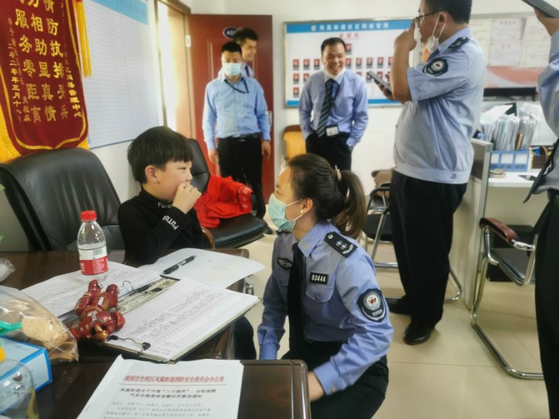 凤凰街道网格员热心帮助迷路孩子找家人