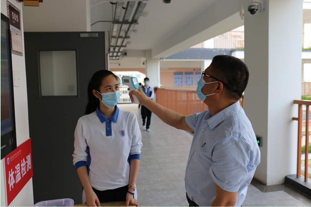 罗湖高级中学：进入校园需通过“重重关卡”