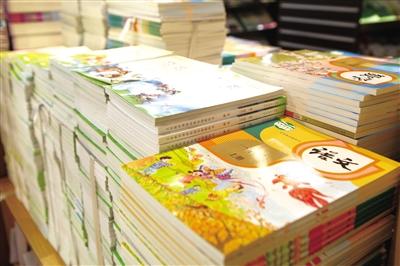 教育部：中小学教材不得夹带商业广告或教辅资料网址、二维码