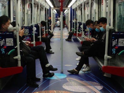 广州首列数字阅读地铁专列上线  18本经典电子书供免费阅读