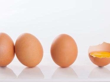 吃鸡蛋却怕胆固醇高？最新研究发现，不仅不超标，还可能降低死亡风险